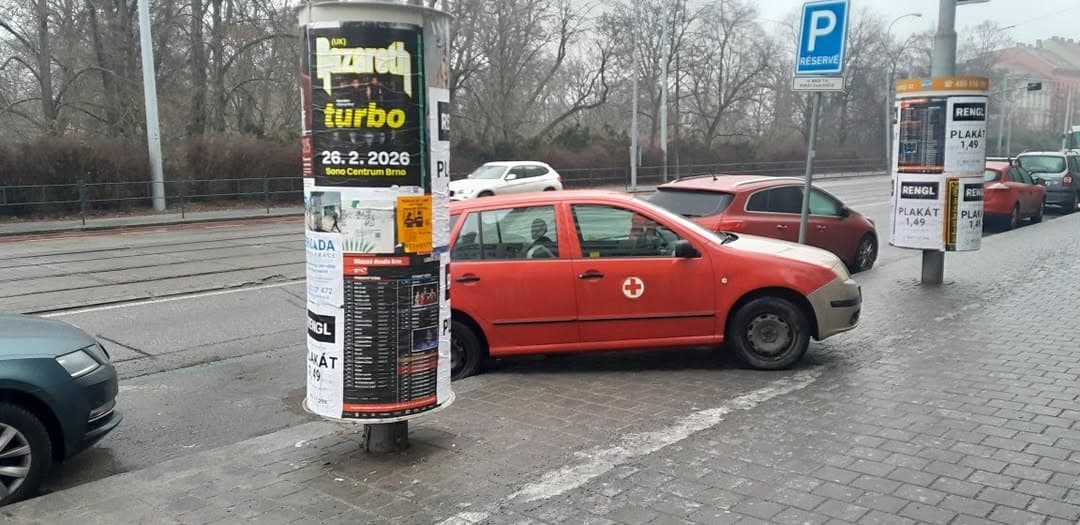 Obrázek špatně zaparkovaného auta - Škoda