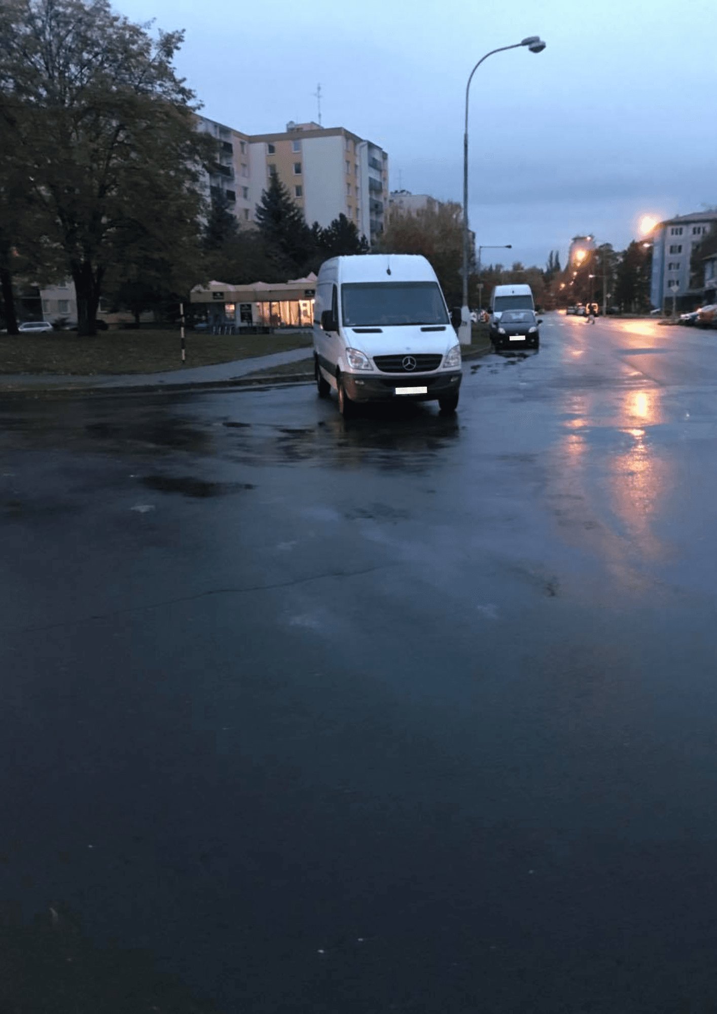 Obrázek špatně zaparkovaného auta - Mercedes-Benz