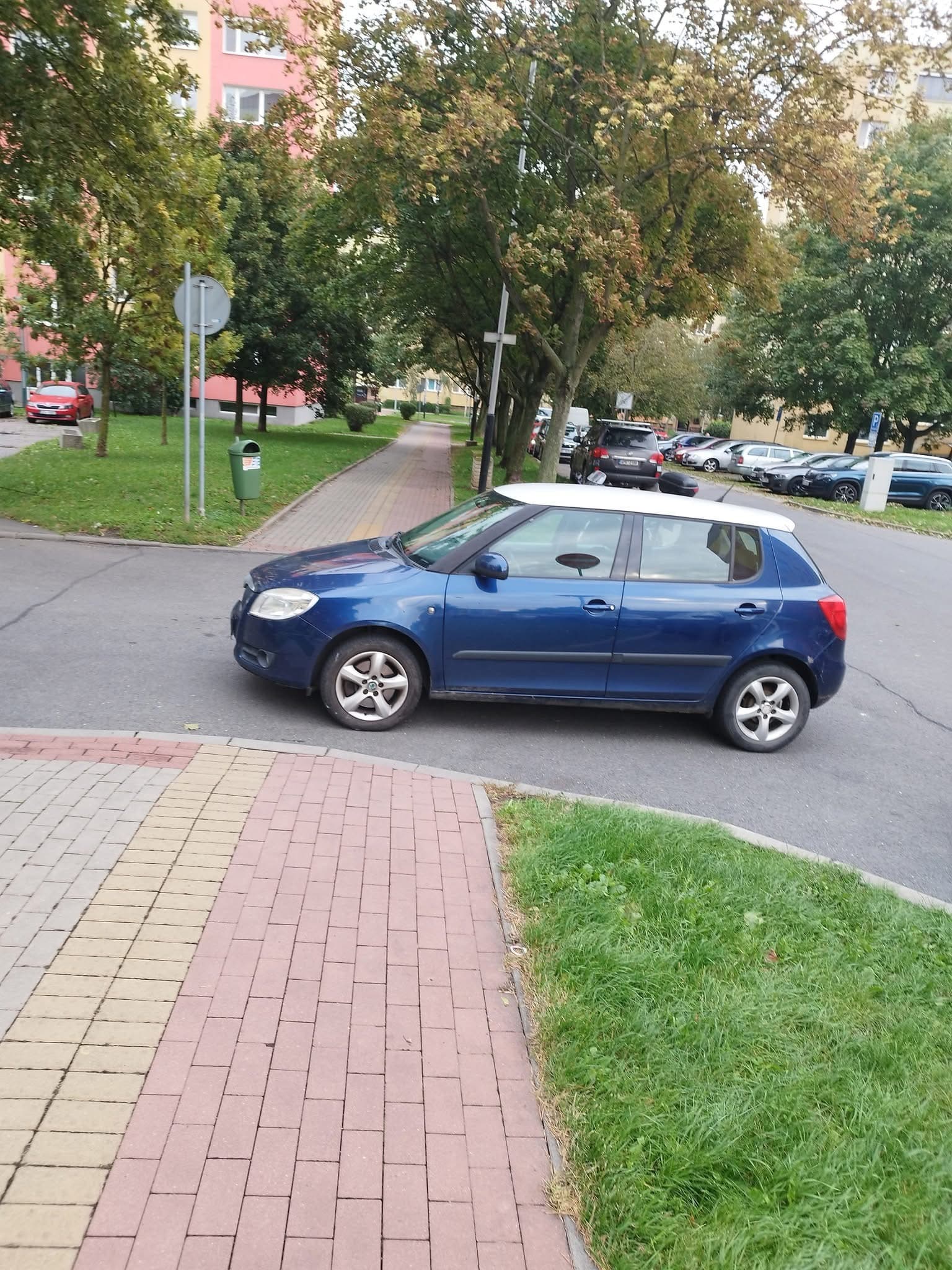 Obrázek špatně zaparkovaného auta - Škoda