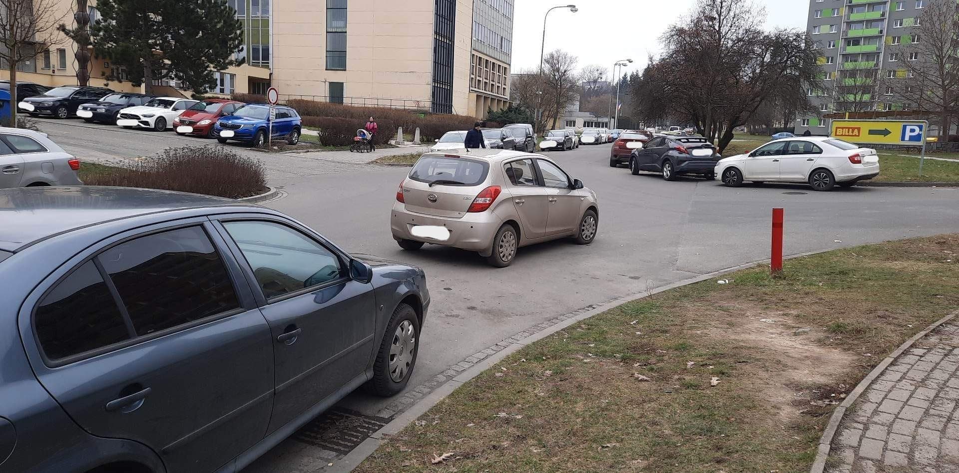 Obrázek špatně zaparkovaného auta - Hyundai